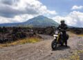 Henky Chan Motovloger Kediri Menaklukkan Black Lava Gunung Batur Lewat Jalur Bangli yang Menantang Bersama TVS Ronin!